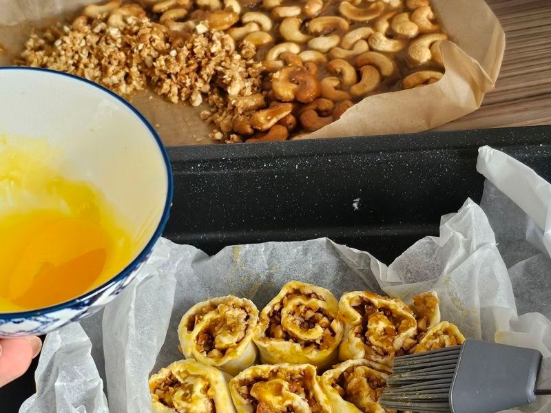 Toffee cashew nut&nbsp;rolls